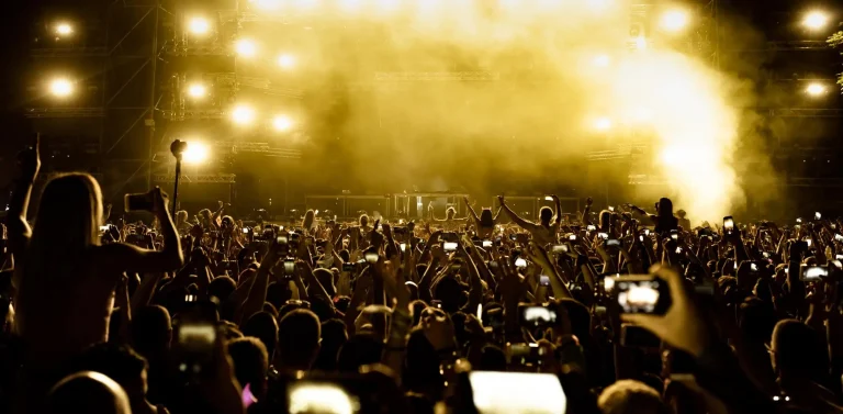 Imagen de un concierto en la que describimos cómo Conseguir Conciertos en 2025 (si eres Artista o Músico)